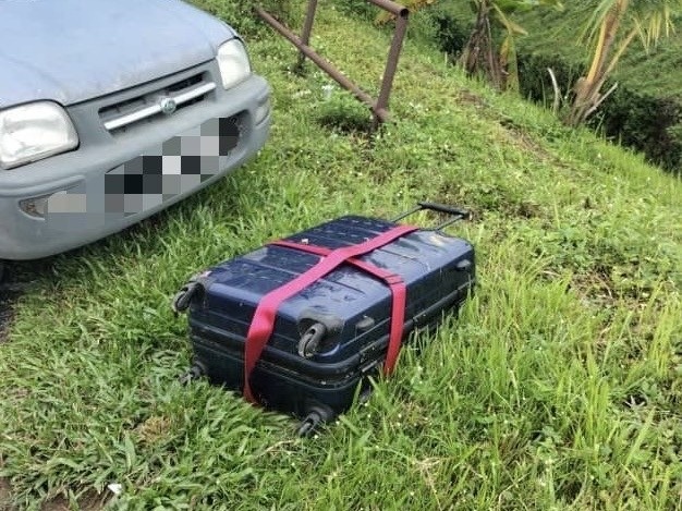 அது அந்நிய ஆடவரின் சடலமாகும்