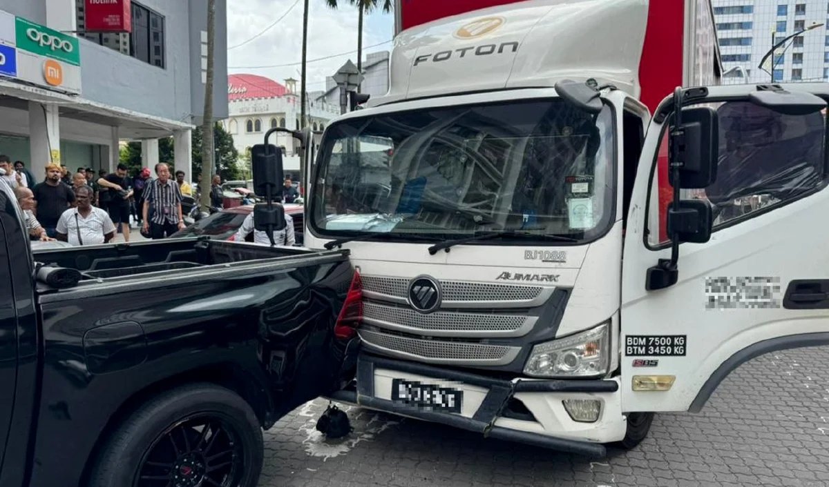 மாரடைப்புக்கு ஆளான லோரி ஓட்டுநர்: நான்கு வாகனங்களை மோதித் தள்ளினார்