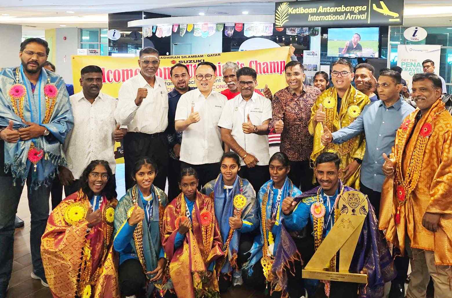 மலேசிய சிலம்ப வீரர்களுக்கு விமான நிலையத்தில் மகத்தான வரவேற்பு