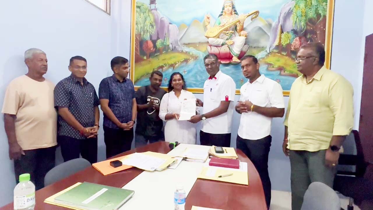மாணவி ரோஷினி பிரபாகரன் உட்பட இரு மாணவிகளுக்கு டான்ஸ்ரீ விக்னேஸ்வரன் உபகாரச் சம்பளம்