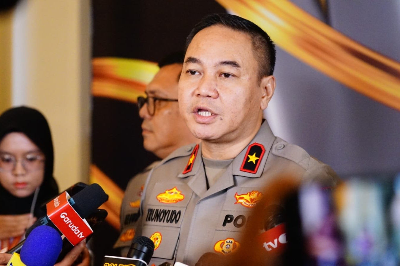 18 இந்தோனேசிய காவல் துறை அதிகாரிகள் தடுத்து வைக்கப்பட்டுள்ளனர்