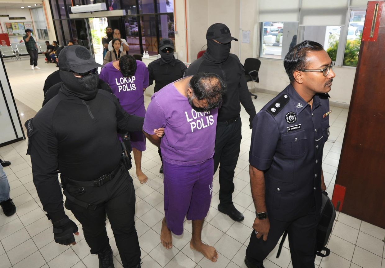 கொள்ளையிட்டதாக இரு ஆடவர்கள் மீது குற்றச்சாட்டு