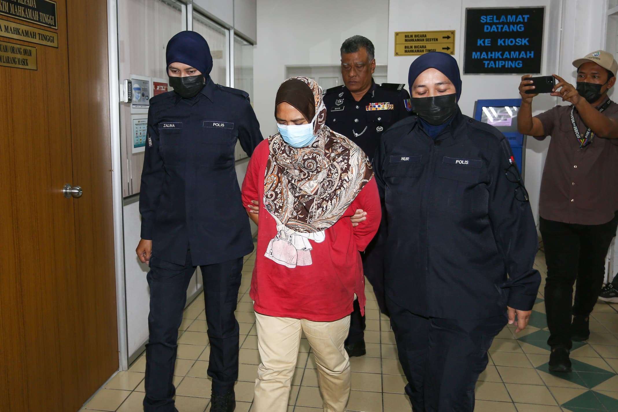 மோட்டார் சைக்கிளை எரித்ததாக மாது மீது குற்றச்சாட்டு