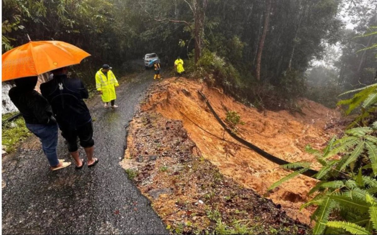இரண்டு பிரதான சாலைகள் துண்டிக்கப்பட்டன