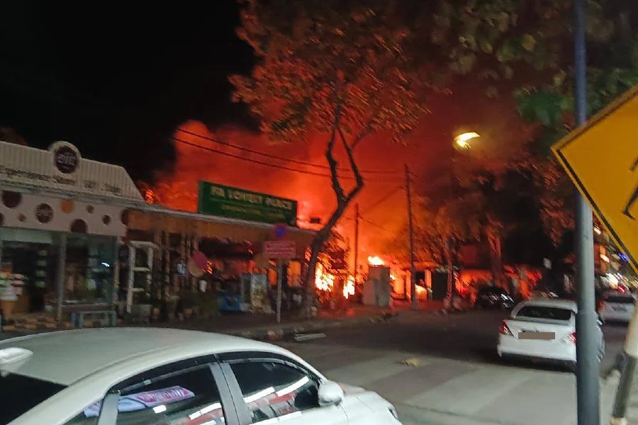 இரண்டு உணவகங்கள் தீயில் அழிந்தன