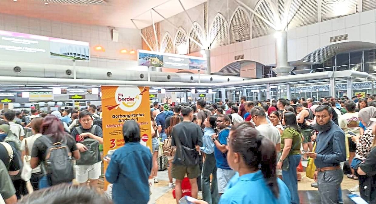 ஆட்டோ கேட் செயலிழந்ததால் பல்லாயிரக்கணக்கான பயணிகள் பெரும் அவதி