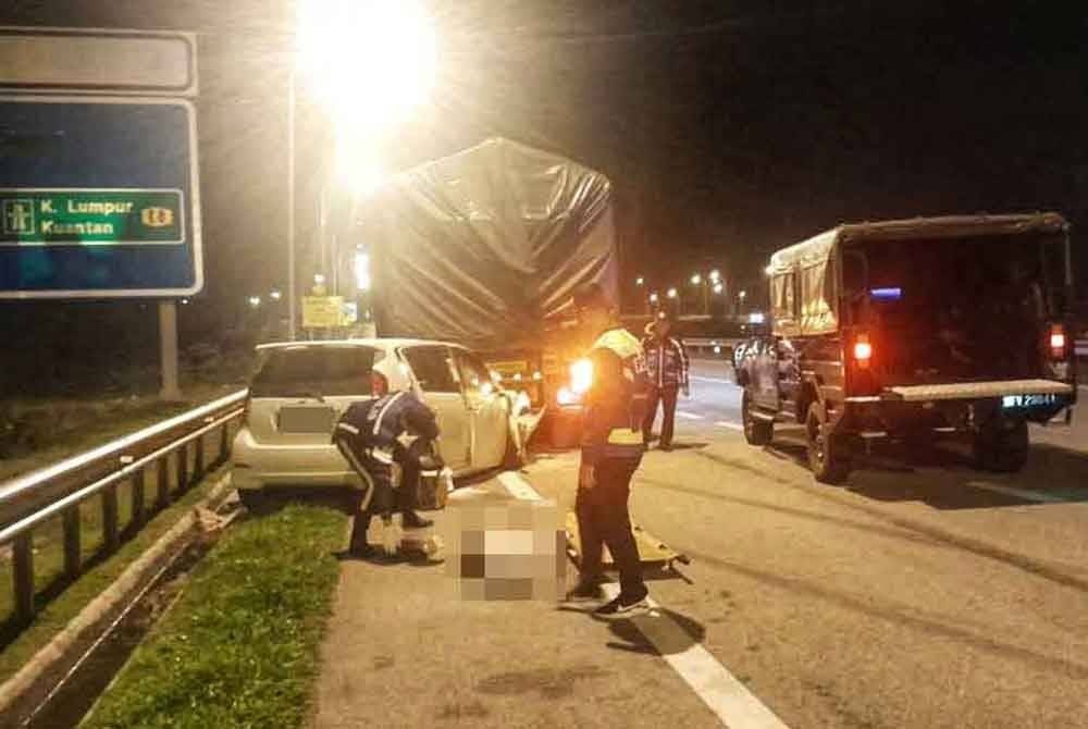 சாலையோரத்தில் நிறுத்தப்பட்டிருந்த டிரெய்லர் மீது கார் மோதியதில் நபர் உயிரிழந்தார்