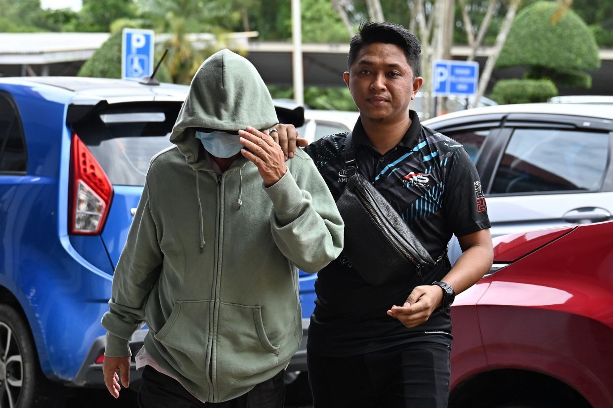 இடைநிலைப்பள்ளி முதல்வர் மீது குற்றச்சாட்டு