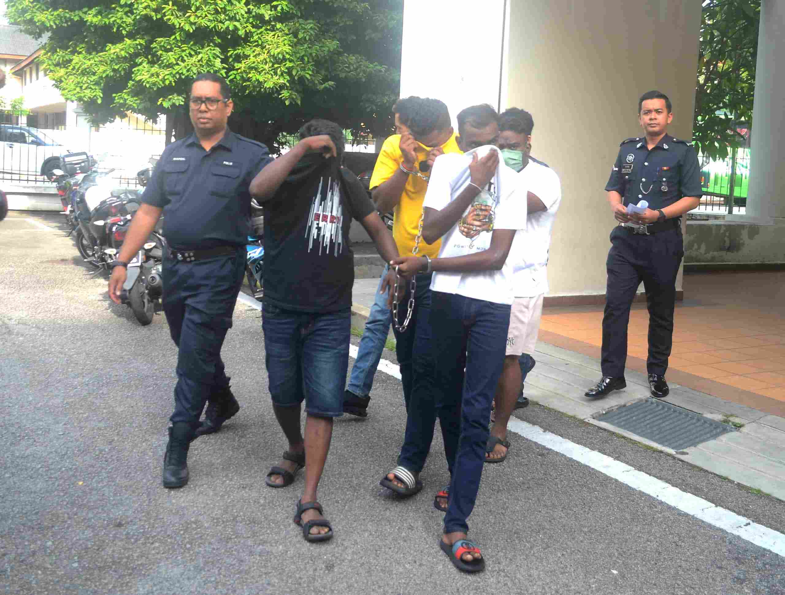 மாதுவை கடத்திச்சென்றதாக நால்வர் மீது குற்றச்சாட்டு