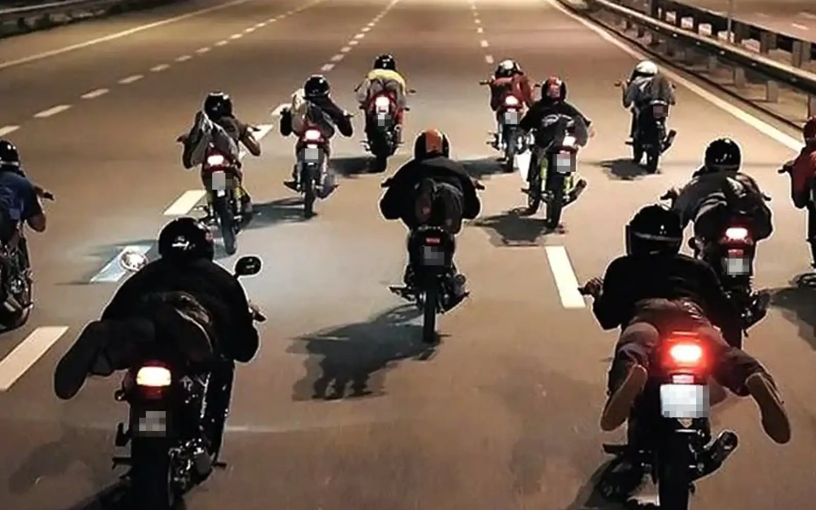 சாலையில் ஆபத்தான செயல்களில் ஈடுபடுவோருக்கு கடுமையான தண்டனை விதிக்கப்படும்