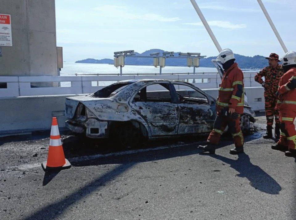 இந்த விபத்து நேர்ந்ததாகவும் இந்த சம்பவத்தில் யாருக்கும் காயம் ஏற்படவில்லை