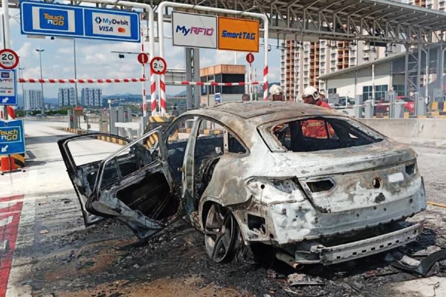 கார் தீப்பிடித்த சம்பவத்தில் அதிர்ஷ்டவசமாக உயிர் தப்பினார்