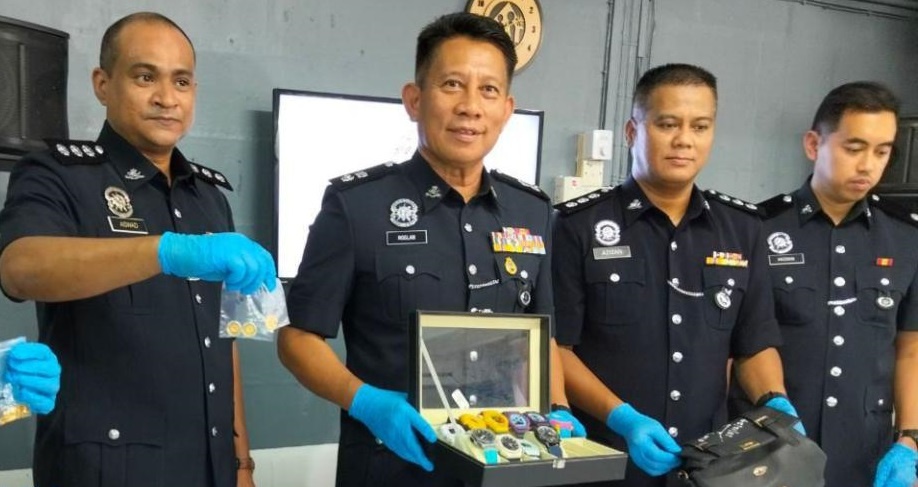 ஒரு வாடகை வீட்டில் காவல் துறையால் கைது செய்யப்பட்டனர்.