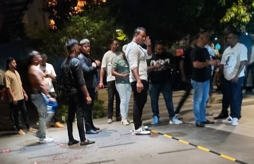 நண்பர்களுக்குள் கைகலப்பு : மூவருக்கு வெட்டுக்காயம் : ஐவர் கைது