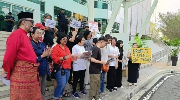 அந்த விரிவுரையாளரை நீக்கக்கோரி எதிர்ப்பு நடவடிக்கை வலுக்கிறது