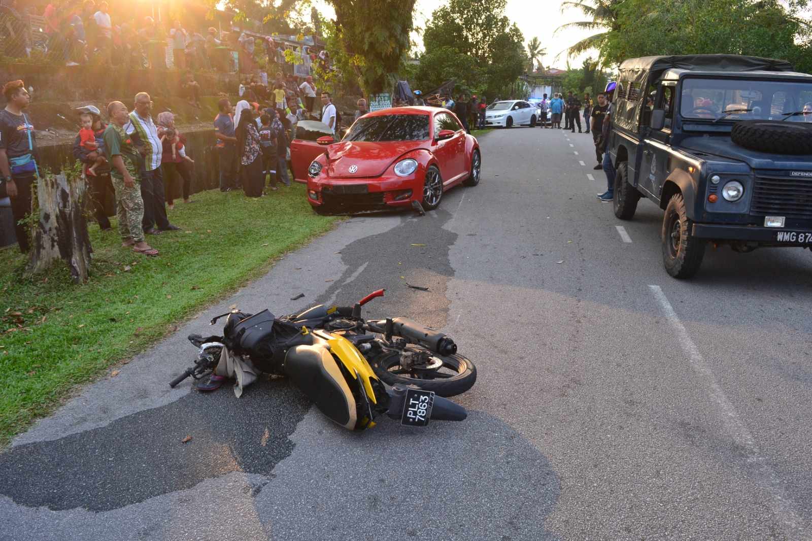 கார் மோதப்பட்டு தந்தையும், மகனும் மரணம்