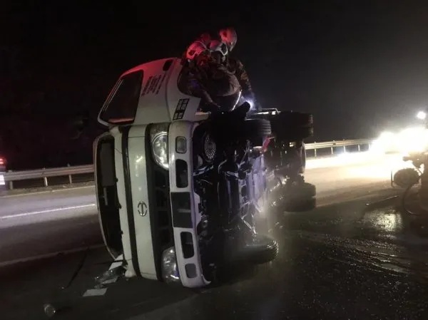 லோரி தடம்புரண்டது, இடிபாடுகளில் சிக்கி ஓட்டுநர் பரிதவிப்பு