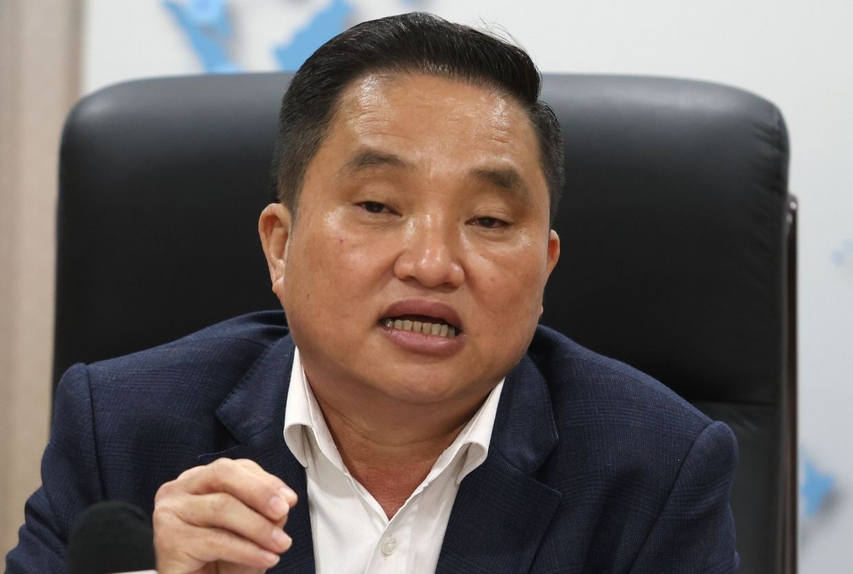 ஆட்சிக்குழு உறுப்பினர் பகிரங்க மன்னிப்புக்கேட்டுக்கொண்டார்