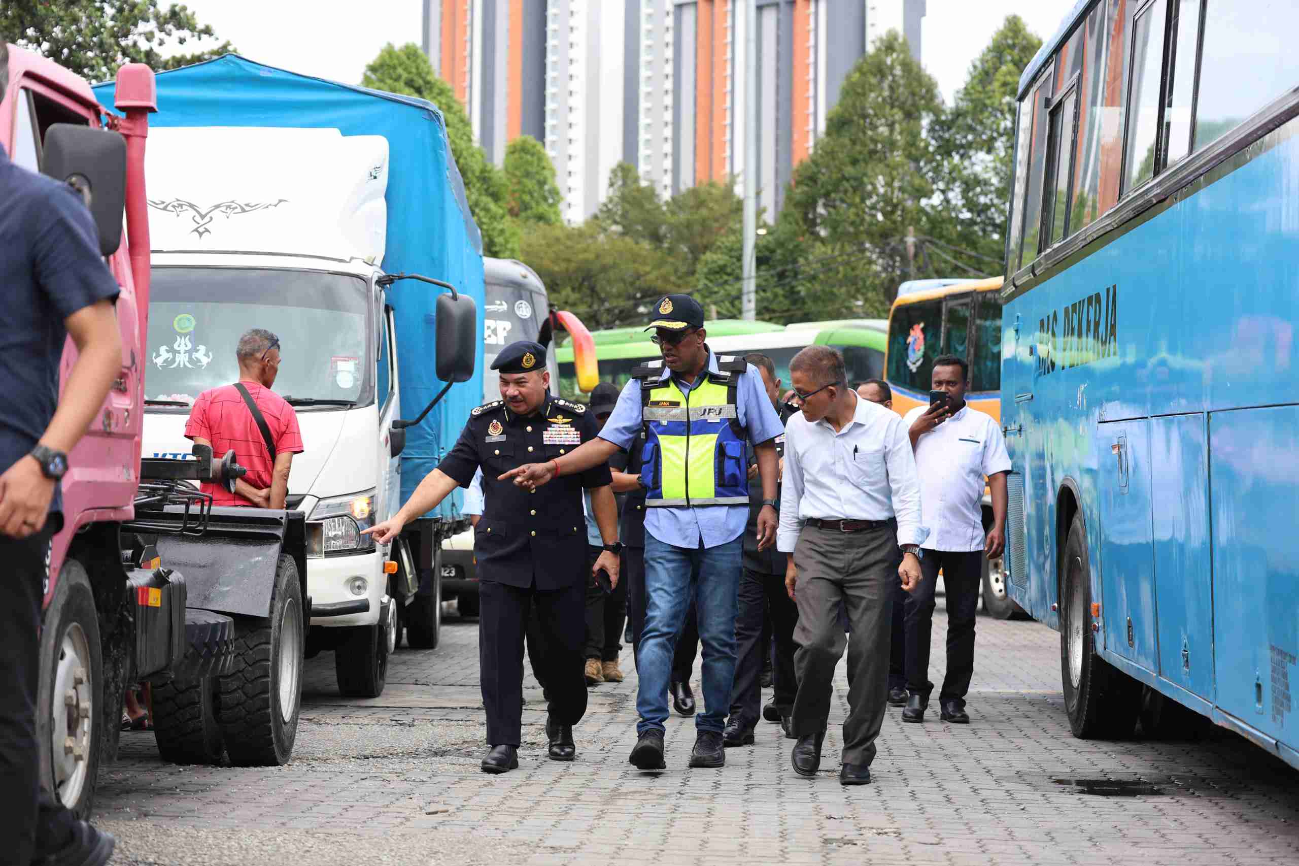 பல கனரக வாகனங்கள் பாதுகாப்பற்ற சக்கரங்களைப் பயன்படுத்துவது கண்டுபிடிக்கப்பட்டது