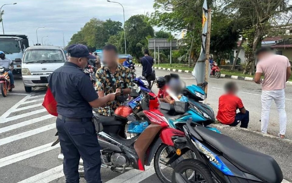 17 வாகனங்களை பறிமுதல் செய்தது