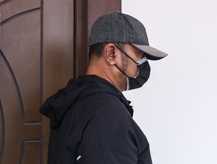 குடிநுழைவுத்துறை அதிகாரி மீது குற்றச்சாட்டு