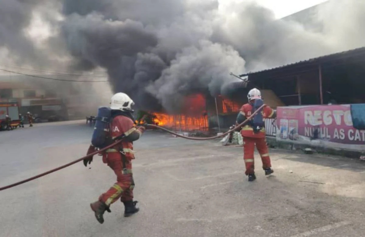 எட்டு உணவகங்கள் தீயில் அழிந்தன, ஒருவர் காயம்