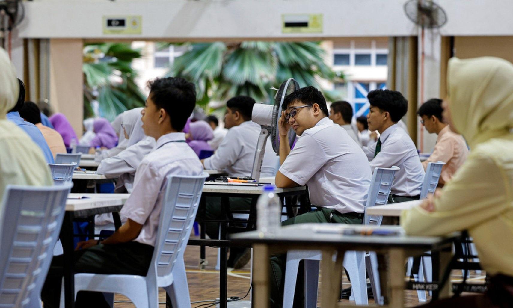 நான்கு லட்சம் பேர் எஸ்.பி.எம். தேர்வில் அமர்ந்தனர்