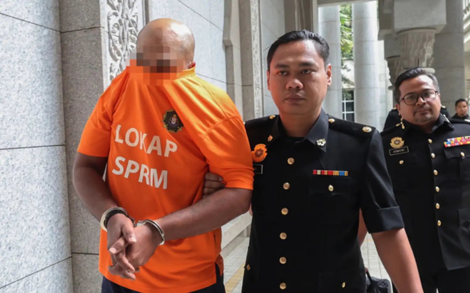 புஸ்பாக்கோமிற்கு கையூட்டு, ஆடவர் கைது