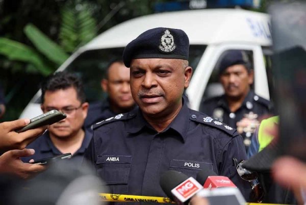 அந்த மூன்று போலீஸ்காரர்களின் நடவடிக்கை விசாரணை செய்யப்படுகிறது