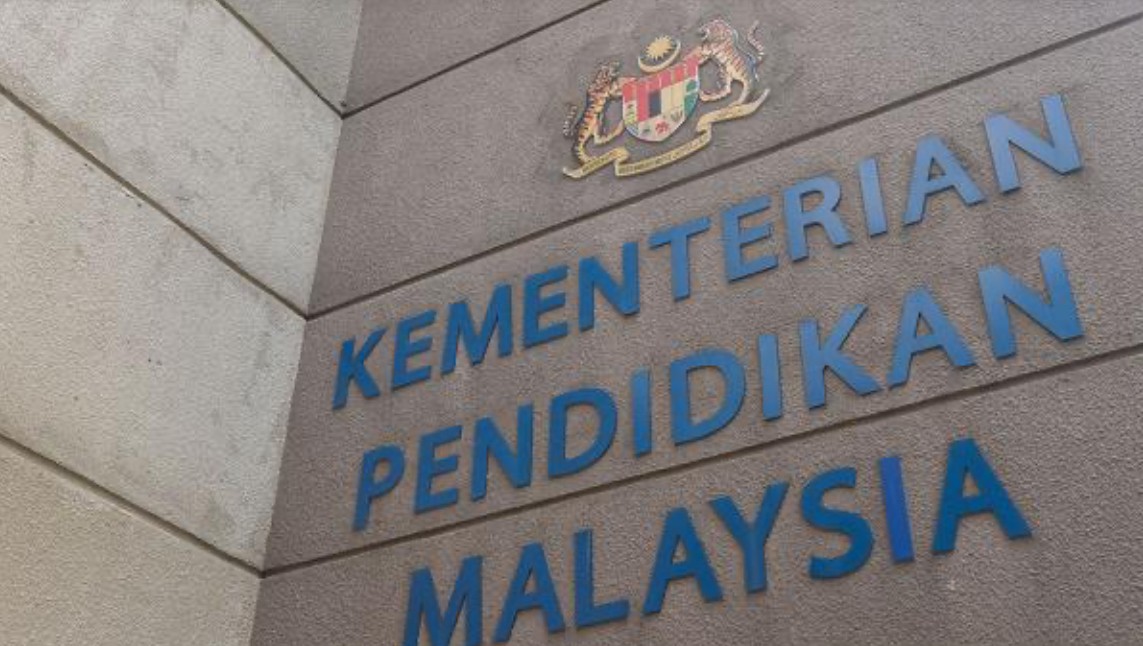 மாணவனைச் சீனாவிற்கே திரும்பிச் செல்லுமாறு ஆசிரியர் கூறுவதா? கல்வி அமைச்சு விசாரணை