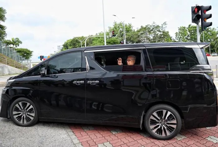 முன்னாள் பிரதமரிடம் சுமார் 7 மணி நேரம் விசாரணை