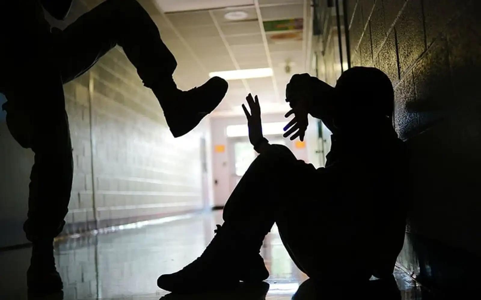 மாணவனைத் தாக்கிய ஆசிரியரிடம் விசாரணை