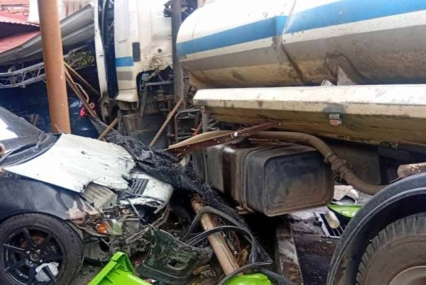 பகாங் நீர் வாரிய லோரி சாலையை விட்டு விலகி வீட்டில் பாய்ந்தது