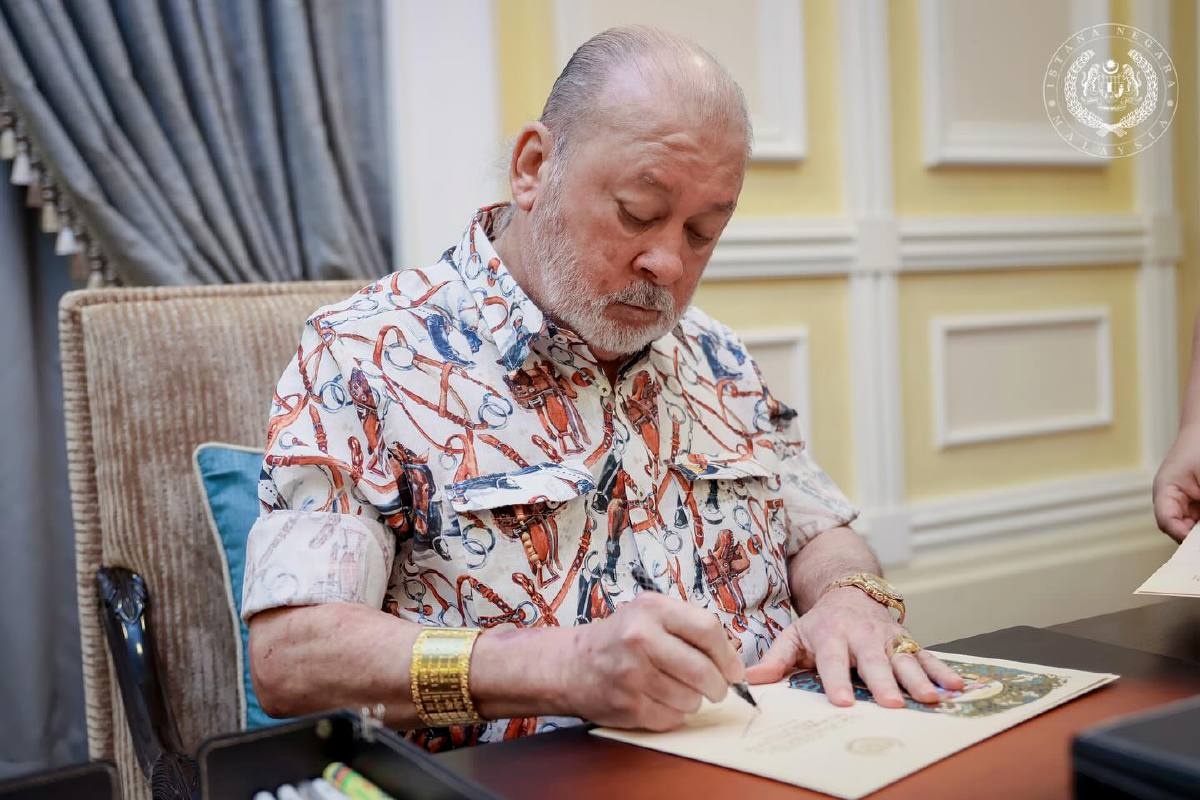 மாமன்னர் நோன்பு பெருநாள் வாழ்த்து அட்டைகளில் கையெழுத்திட்டார்