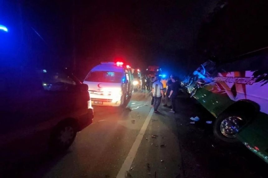 விரைவு பேருந்து விபத்துக்குள்ளானது - மூவர் காயம்