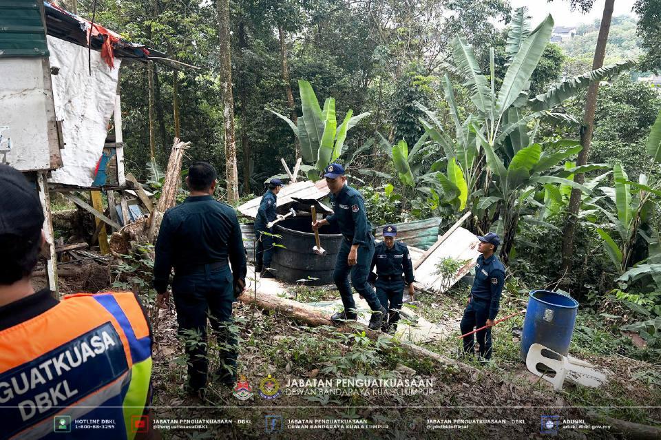 ஒன்பது குடிசைகள் இடித்துத் தள்ளப்பட்டன