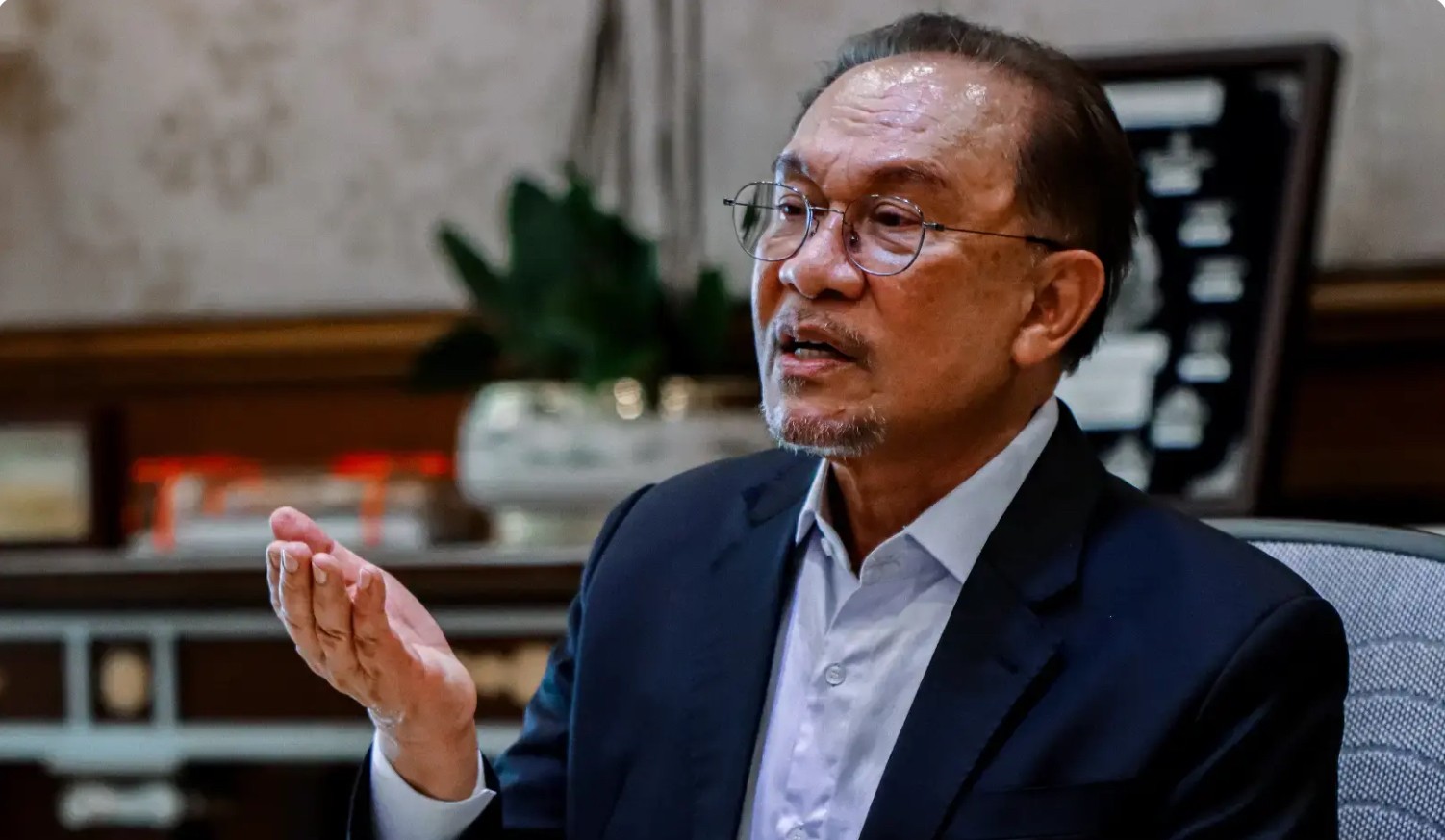 சீருடையில் ஜாலுர் கெமிலாங் பேட்ஜை அணிவதில் மாணவர்களுக்கு அப்படியென்ன கஷ்டம் - பிரதமர் டத்தோஸ்ரீ அன்வார் இப்ராஹிம் கேள்வி