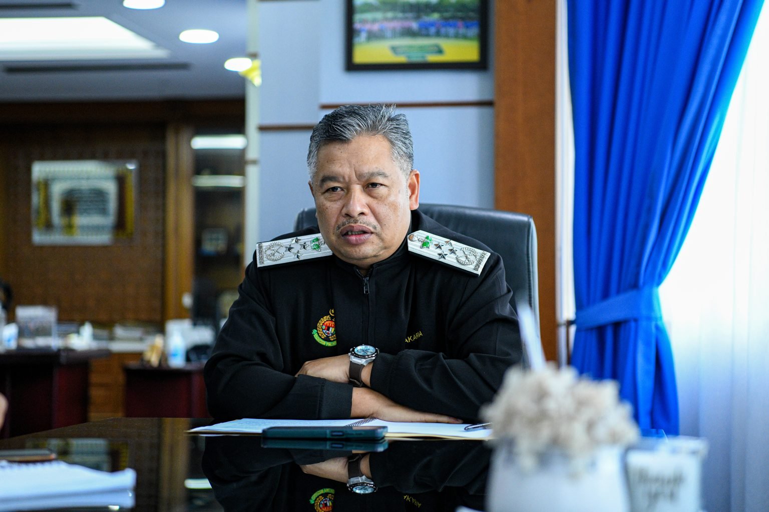 சோதனையின்றி அந்நிய நாட்டவரை நாட்டிற்குள் நுழைய அனுமதித்த குடிநுழைவு அதிகாரி கைது