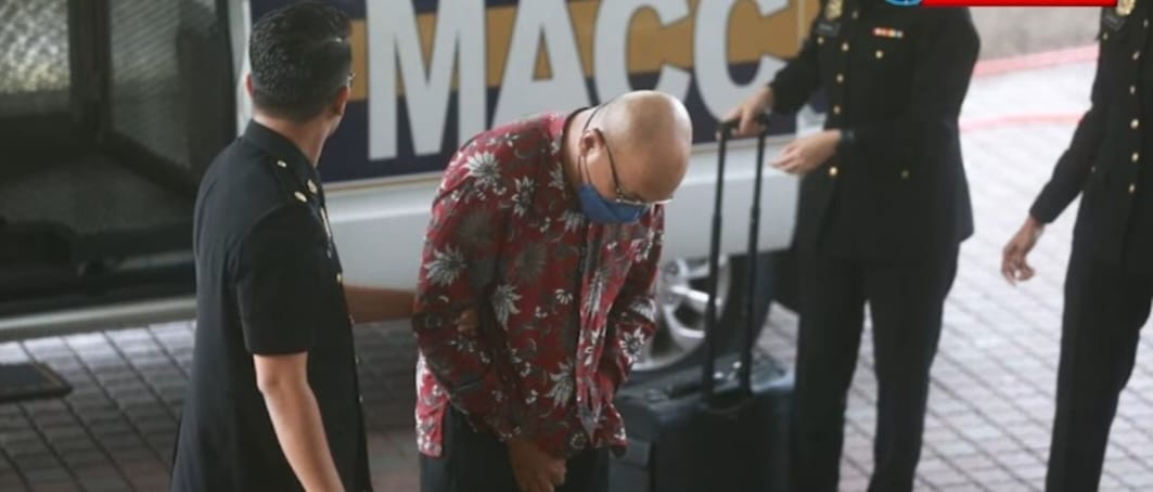 தனது தம்பிக்கு குத்தகையைக் கொடுத்ததாக தலைமை ஆசிரியர் மீது குற்றச்சாட்டு