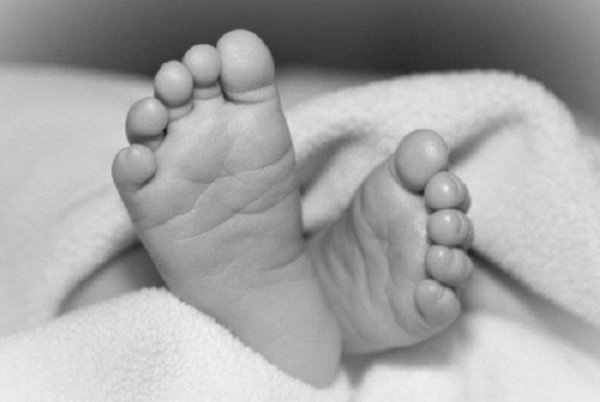 ஒரு வயது குழந்தை தந்தையின் காரில் மோதி மரணம்