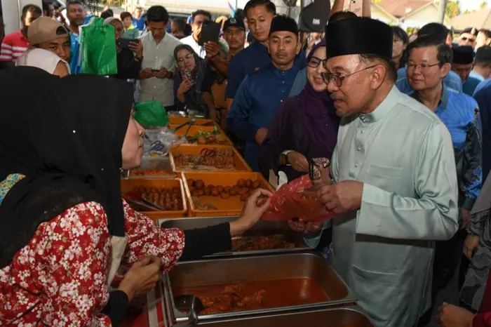 ரமலான் சந்தையைச் சுற்றிப் பார்த்தார் டத்தோஸ்ரீ அன்வார்