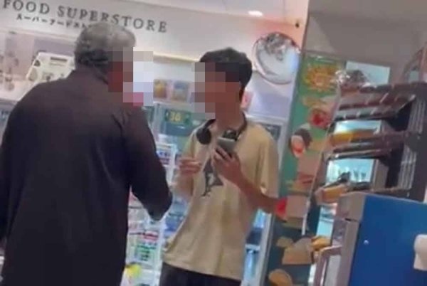 தாக்கப்பட்ட நபரிடம் போலீசார் விசாரணை