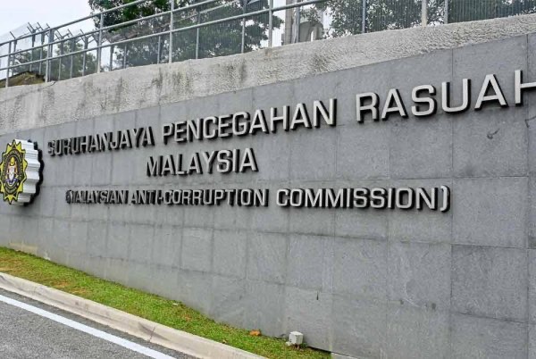 சமூக ஆர்வலர் முக்கிய ஆவணங்களை எஸ்பிஆர்எம்மிடம்  ஒப்படைத்தார்