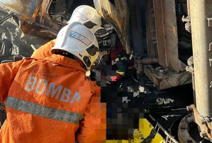 இரு லோரிகள் மோதிக் கொண்ட கோர விபத்தில் தந்தை, மகன் பலி