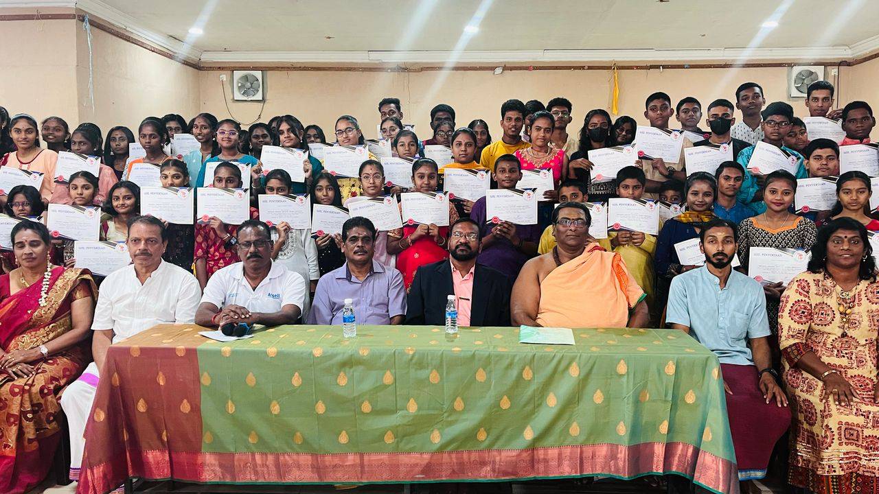 இடைநிலைப்பள்ளி மாணவர்கள் தமிழ் மொழியைப் புறக்கணிக்கக்கூடாது