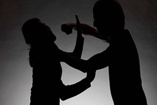 முதல் சந்திப்பிலேயே கொள்ளையடிக்கப்பட்டுத் தாக்கப்பட்டார்