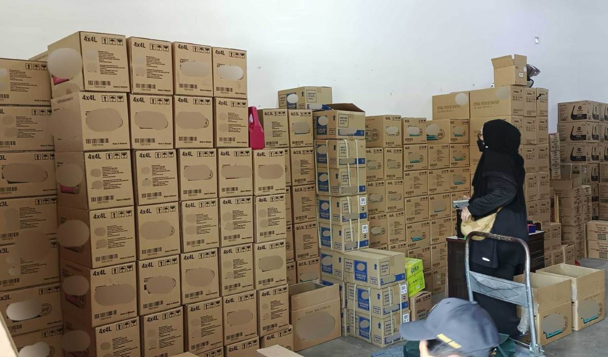 போலி வாகனப் பராமரிப்பு எண்ணெய் விற்று வந்த இரு வளாகங்களில் சோதனை