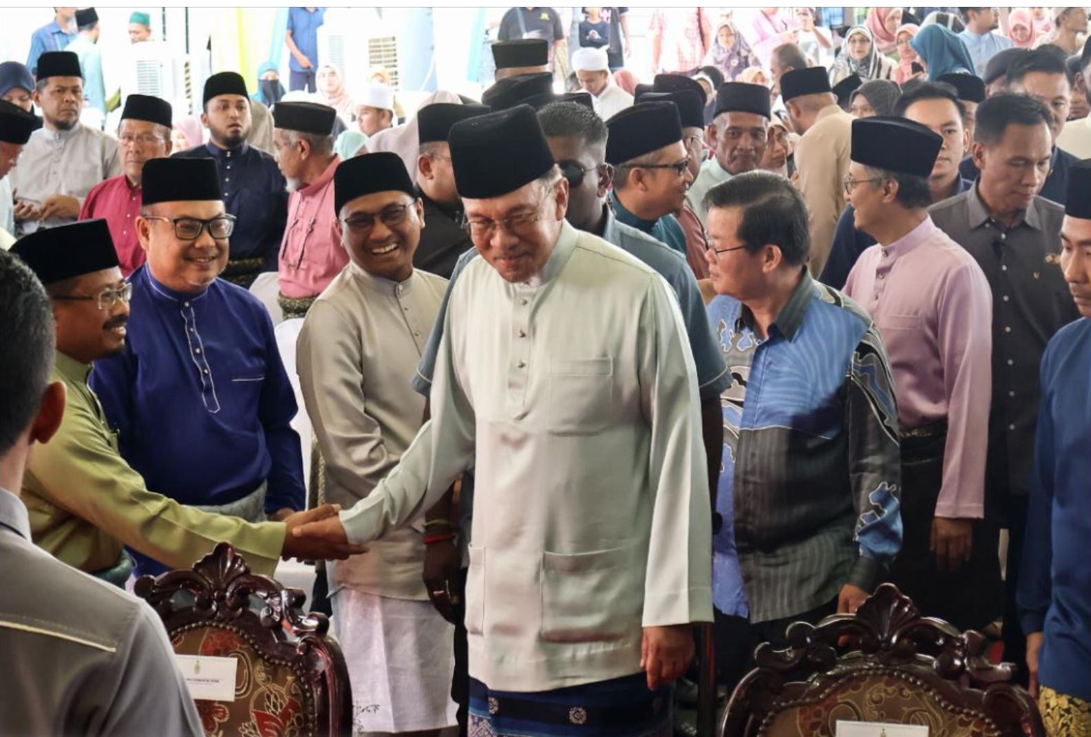 தேவி ஸ்ரீ பத்ரகாளியம்மன் கோவில் விவகாரத்திற்கு இன்னும் தீர்வு காணப்படவில்லை, அதற்குள் அடிக்கல் நாட்டு விழாவிற்கு அன்வார் ஆர்வப்படுவது ஏன்?