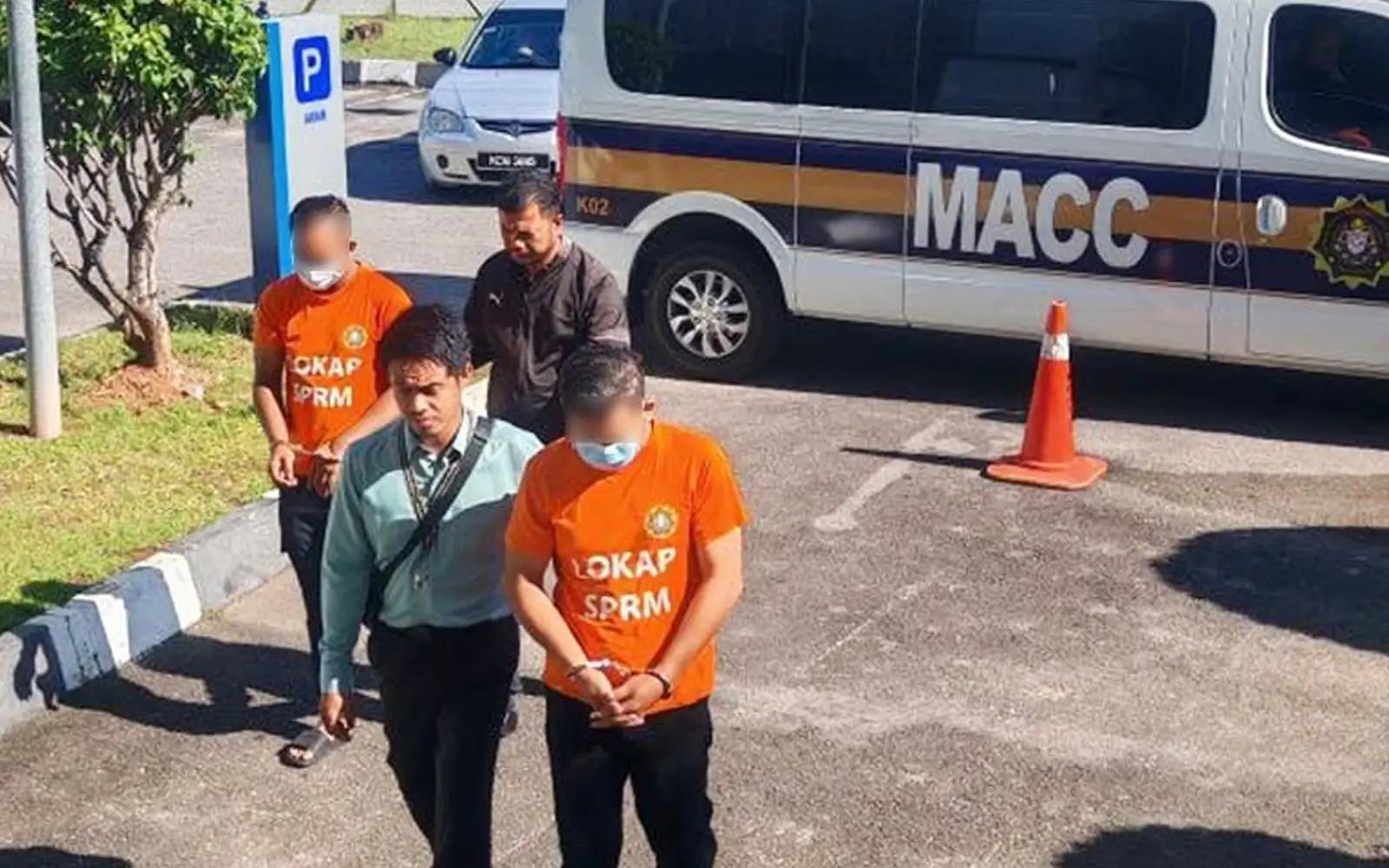 இரண்டு அமலாாக்க அதிகாரிகள் கைது