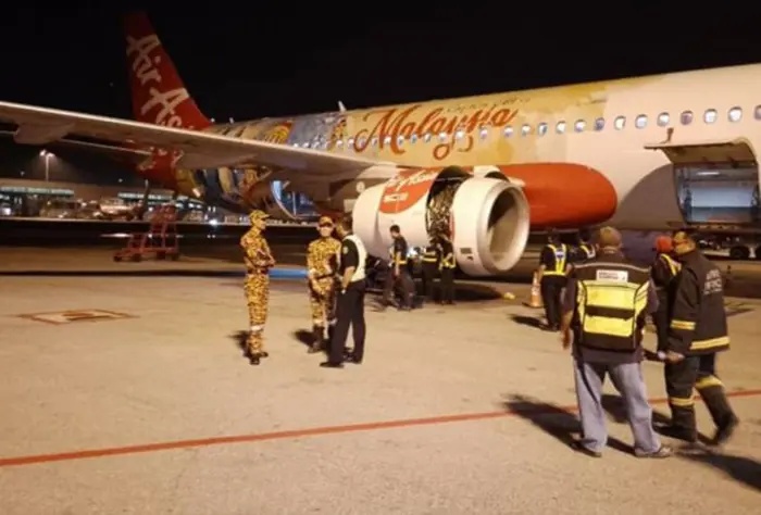 இயந்திரத்தில் தீப்பற்றியது - 171 பயணிகளுடன் ஏர் ஆசியா விமானம் அவசரத் தரையிறக்கம்